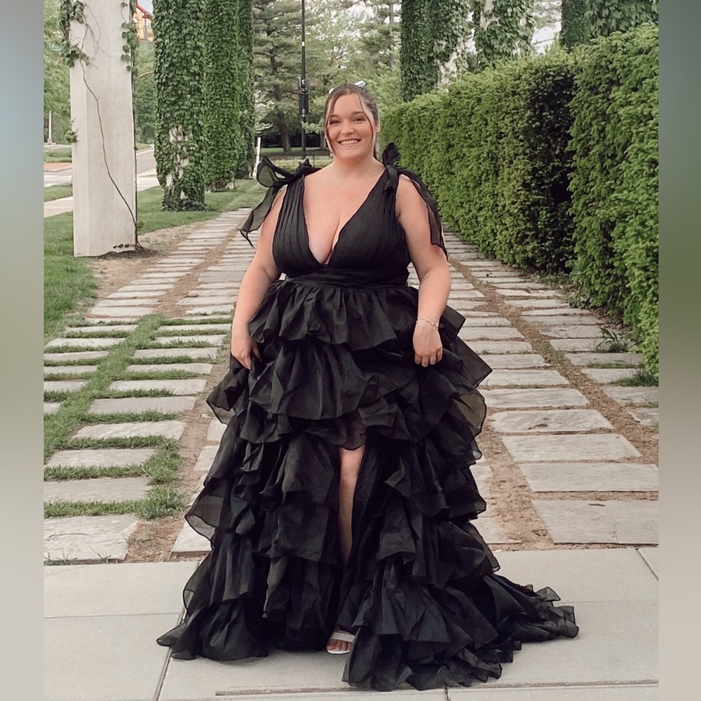 Elegant Black Tulle Prom Dress with Built-In Bra and Zipper main image 1